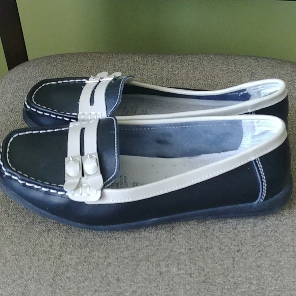 Moccasins, size 8, black and cream color in great conditions - Picture 7 of 12